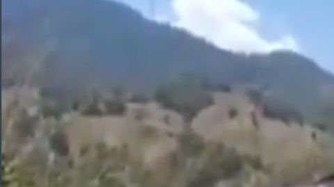 VIDEO: Narcos queman autos y casas; más de 300 personas huyeron de sus hogares