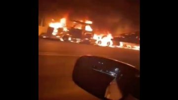 VIDEO: Narcos queman gasolinera, casas y autos tras batalla cerca de frontera con EE.UU.
