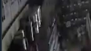 VIDEO: Sicarios matan a hombre con 11 balazos dentro de minisúper