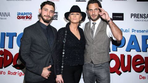 Sebastián y Emiliano Zurita junto a Christian Bach. Foto: Mezcalent