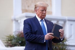 Obispa enfurece con Trump por usar su iglesia y "profanar" la biblia