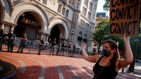 Algunos manifestantes acudieron al Hotel Internacional Trump ante la imposibilidad de acercarse a la Casa Blanca.