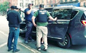 En video: Agentes de ICE someten a un estadounidense en protesta por brutalidad policíaca