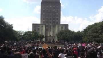 Miles de manifestantes llegaron a la Alcaldía de Houston.