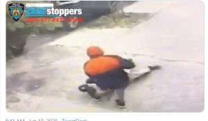 VIDEO: Arrastran a anciano y le rompen una rodilla durante robo en El Bronx