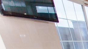 Intentó realizar un salto a la piscina pero terminó gravemente herido.