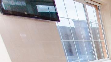 Intentó realizar un salto a la piscina pero terminó gravemente herido.