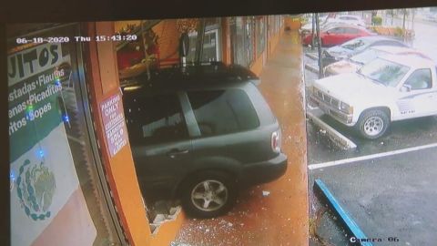 Imagen de la cámara de seguridad que capturó el auto empotrado en el restaurante.