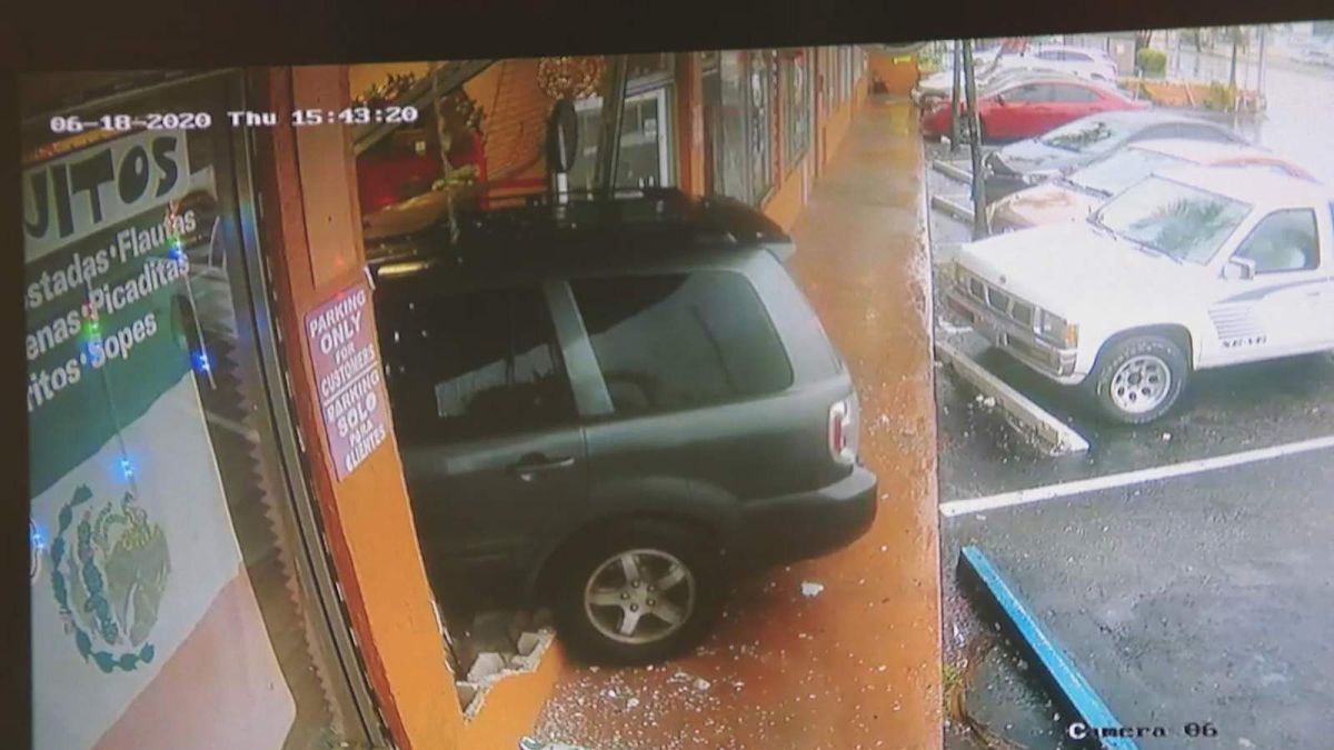 Imagen de la cámara de seguridad que capturó el auto empotrado en el restaurante.