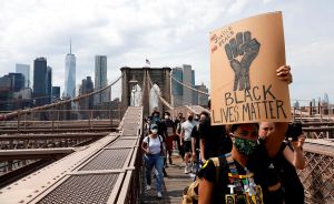 Manifestación multitudinaria bloquea el puente de Brooklyn pese a reformas legislativas anunciadas