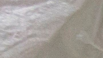 USA2102. EL CENTRO (CA, EEUU), 05/06/2020.- Fotografía del 28 de mayo cedida por Kaiser Health News (KHN) donde aparece la asistente médica Sylvia Cervantes, que generalmente trabaja en el departamento de oncología, mientras evalúa a un paciente que podría tener COVID-19 dentro de la carpa de clasificación en el centro de evaluación para pacientes sospechosos de tener COVID-19 improvisado fuera de El Centro Regional Medical Center en El Centro, California. A pesar que la mayoría de los hospitales de California han logrado prevenir un aumento dramático de pacientes con coronavirus, algunas instalaciones cerca de la frontera con México se han visto desbordadas. EFE/ Heidi de Marco/KHN /SOLO USO EDITORIAL /NO VENTAS