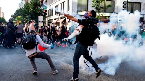 Los manifestantes se ven obligados a quitarse la mascarilla y tocarse la cara.