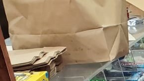 Este miércoles todavía trabajadores trataban de limpiar el desastre dejado por los vándalos en la Bodega La Matanza. (Foto: Cortesía)