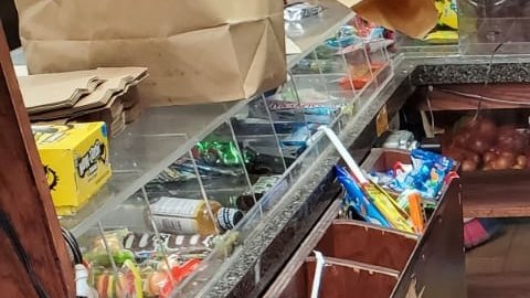 Este miércoles todavía trabajadores trataban de limpiar el desastre dejado por los vándalos en la Bodega La Matanza. (Foto: Cortesía)