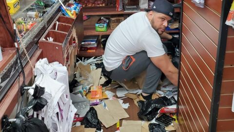 Este miércoles todavía trabajadores trataban de limpiar el desastre dejado por los vándalos en la Bodega La Matanza. (Foto: Cortesía)