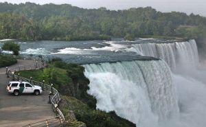 Multan a ciudadano estadounidense por ingresar ilegalmente a EE.UU. por las cataratas del Niagara