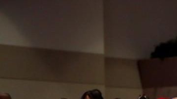 Familiares de George Floyd se ponen de pie durante su elogio fúnebre en Houston.