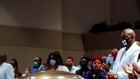 Familiares de George Floyd se ponen de pie durante su elogio fúnebre en Houston.