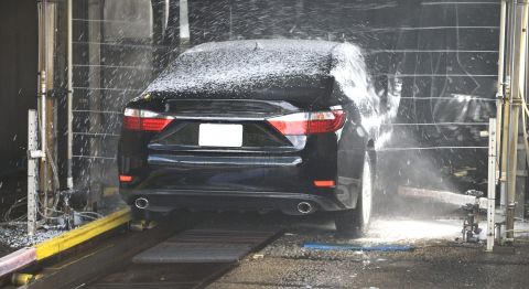 Asegúrate que el autolavado al que acudes use productos especiales para lavar los autos, de lo contrario busca otra alternativa