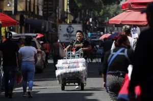La Ciudad de México pasa de semáforo rojo a naranja, a pesar de estar en pico de contagios
