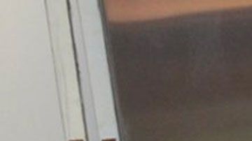 Los equipos de emergencia recibieron una llamada a primera hora de la mañana del sábado de conductores que pensaban que era suicidio. Al final resultó ser un maniquí que alguien colgó de un puente.