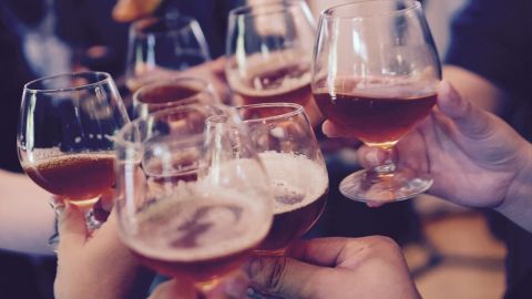Las bebidas alcoholicas hacen más que subirte de peso.