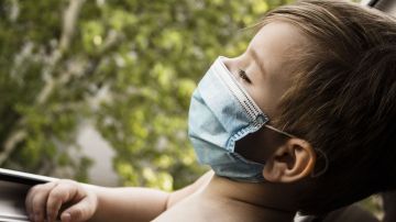 Poner máscaras faciales en bebés y niños para protegerlos de una potencial infección por coronavirus podría ser mortal.