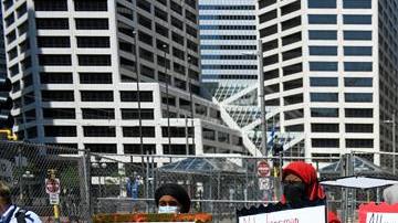 Protesta afuera de la corte en Minneapolis