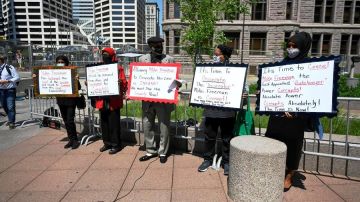 Protesta afuera de la corte en Minneapolis