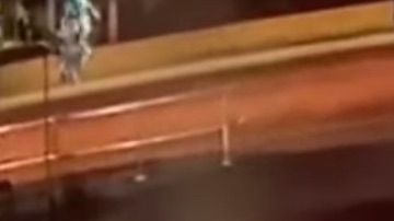 Las cámaras captaron el momento en el que robaron tres autos del concesionario de Fort Lauderdale.