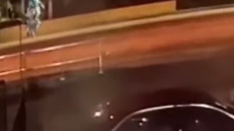 Las cámaras captaron el momento en el que robaron tres autos del concesionario de Fort Lauderdale.