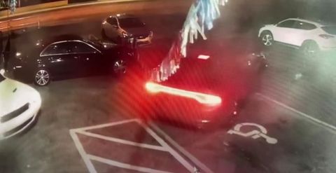 Las cámaras captaron el momento en el que robaron tres autos del concesionario de Fort Lauderdale.