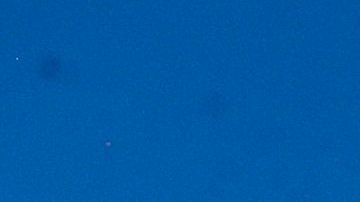 San Francisco (United States), 29/04/2020.- A person walks past a closed Gap retail store in San Francisco, California, USA, 28 April 2020. Six Bay Area counties announced in a joint statement that they will be extending shelter-in-place orders through to the end of May amid the coronavirus outbreak. (Estados Unidos) EFE/EPA/JOHN G. MABANGLO