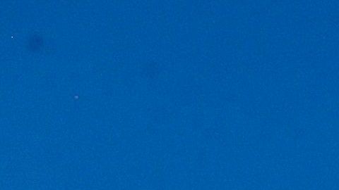San Francisco (United States), 29/04/2020.- A person walks past a closed Gap retail store in San Francisco, California, USA, 28 April 2020. Six Bay Area counties announced in a joint statement that they will be extending shelter-in-place orders through to the end of May amid the coronavirus outbreak. (Estados Unidos) EFE/EPA/JOHN G. MABANGLO