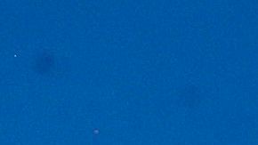 San Francisco (United States), 29/04/2020.- A person walks past a closed Gap retail store in San Francisco, California, USA, 28 April 2020. Six Bay Area counties announced in a joint statement that they will be extending shelter-in-place orders through to the end of May amid the coronavirus outbreak. (Estados Unidos) EFE/EPA/JOHN G. MABANGLO