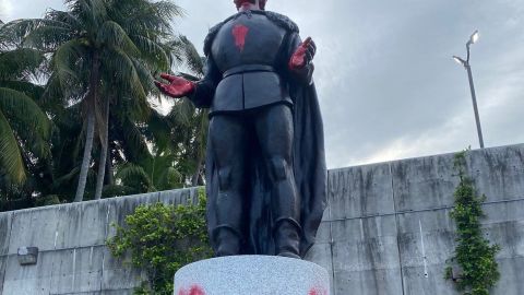 Pintadas en la estatua de Cristóbal Colón en el centro de Miami.