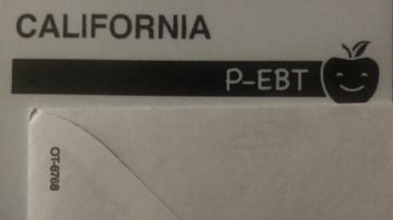 La tarjeta P-EBT del Departamento de Servicios Sociales de California.