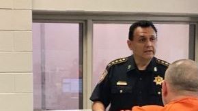 El alguacil Ed González en la Cárcel del Condado.