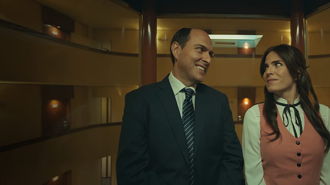 Andrés Parra y Karla Souza en una escena de "El Presidente" de Amazon Prime Video.