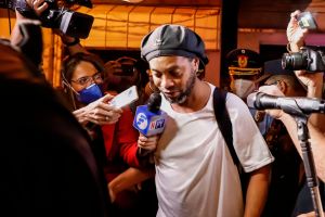 Ronaldinho cumple tres meses encerrado en Paraguay y su caso está lejos de aclararse