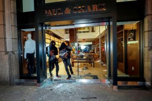 Saqueos y destrozos en NYC: Alcalde de Blasio amplía toque de queda a la noche del martes