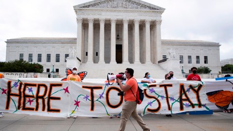 Defensores de la inmigración celebran fuera de la Corte Suprema después de que se emitiera el fallo en Washington,