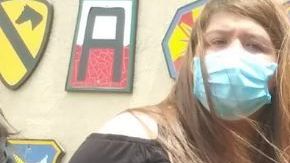 Gloría Guillén (der), madre de Vanessa, habló fuerte en Fort Hood.