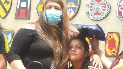 Gloría Guillén (der), madre de Vanessa, habló fuerte en Fort Hood.