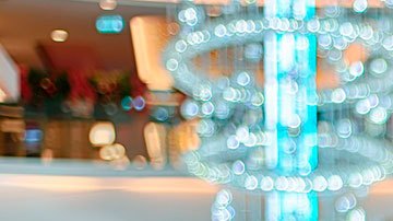 Hay gente recorriendo los casinos regalando dinero a los clientes que usan cubrebocas.