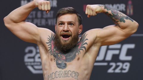 Conor McGregor golpeó a un anciano en un bar.