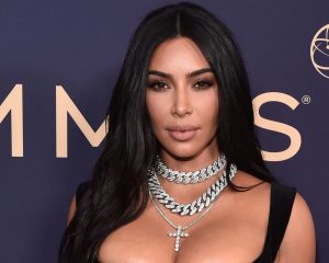 Impresionante: Kim Kardashian impacta con su minicintura usando un corset
