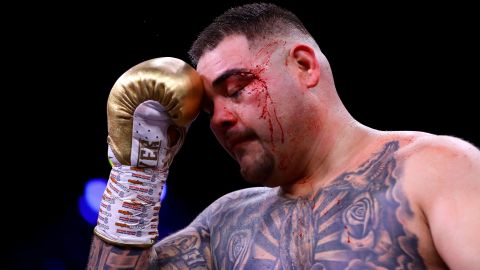 Andy Ruiz sufre al inicio de la pelea.