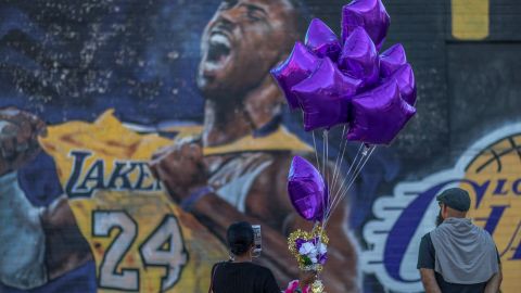 Cientos se acercan a rendir tributo a Kobe Bryant en Los Ángeles.