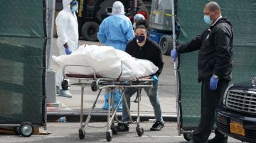 Un cadáver es sacado de un hospital en Brooklyn.